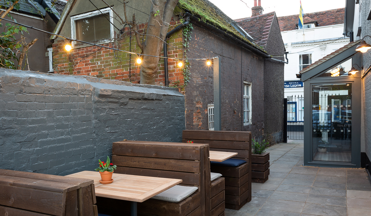 TheRedLion-Woodbridge Outdoor Seating Booths